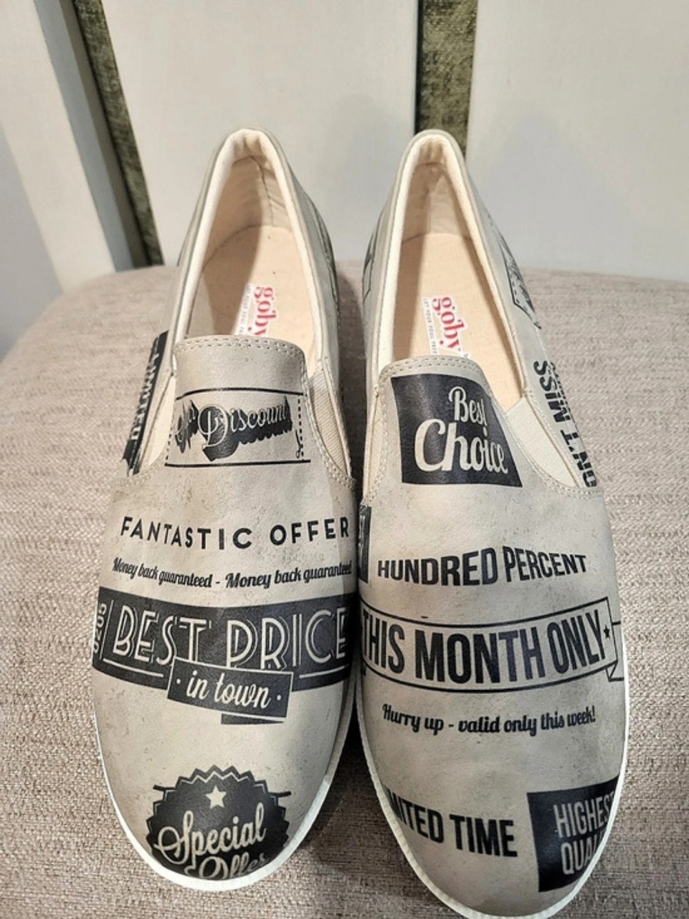 Goby Women's Slip-On Flat Canvas Shoes Beige Graphic Print VN4215 US 7.5 NIB